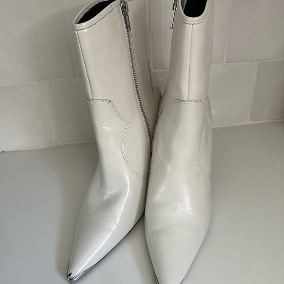Winne Harlow X Steve Madden Elegant White Leather Ankle Boots - Picture 1 of 8
